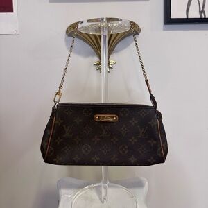 LOUIS VUITTON EVE Clutch with chain strap.